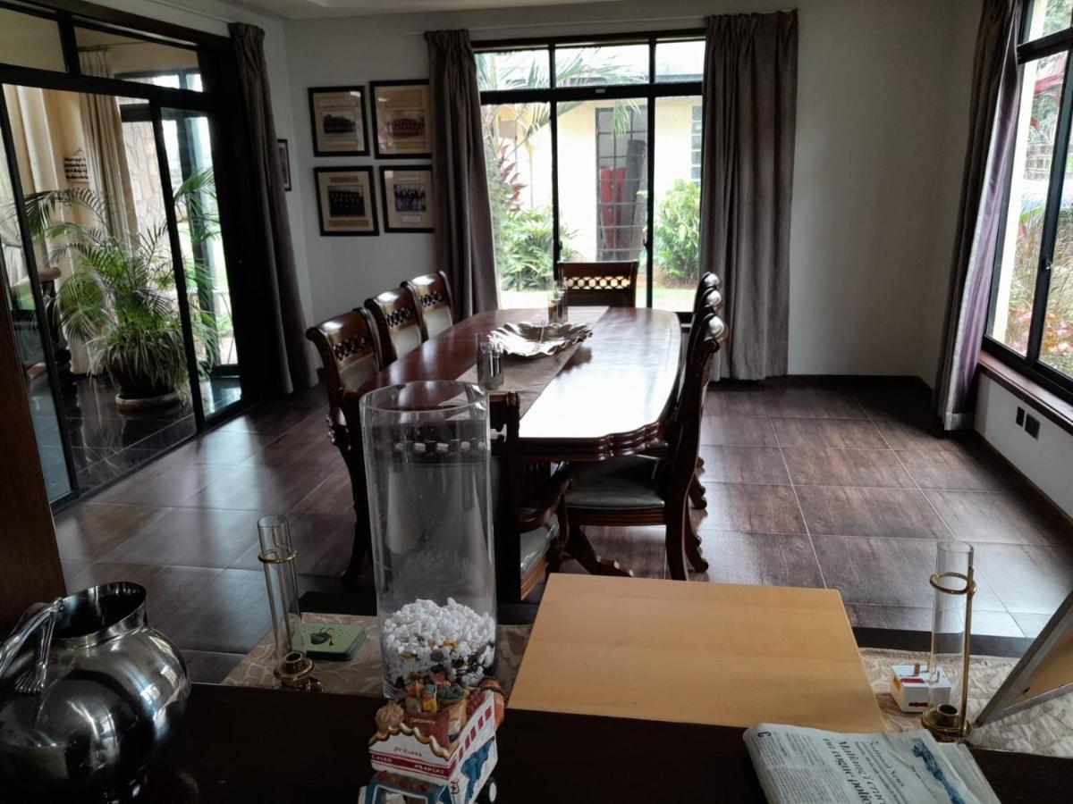 Florances Rest House Nairobi Buitenkant foto
